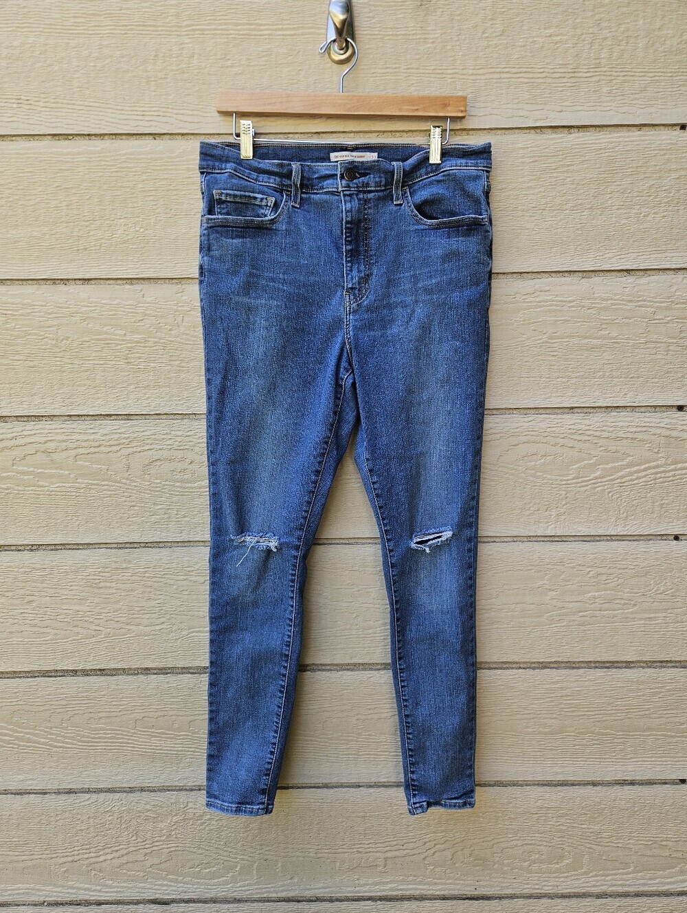 Levi's 720 high rise super skinny medium wash busted knee size 33